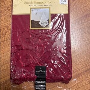 South Hampton Scroll wine Tablecloth 70 inch round